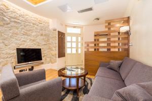 TV a/nebo společenská místnost v ubytování Villas Arbia - Margita Deluxe Beach Hotel