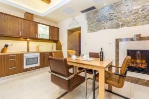 Kuchyň nebo kuchyňský kout v ubytování Villas Arbia - Margita Deluxe Beach Hotel