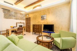 TV a/nebo společenská místnost v ubytování Villas Arbia - Margita Deluxe Beach Hotel