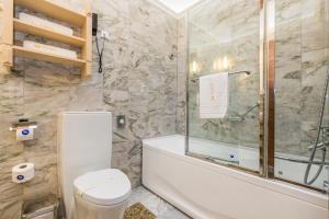 Koupelna v ubytování Villas Arbia - Margita Deluxe Beach Hotel