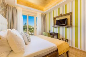 TV a/nebo společenská místnost v ubytování Villas Arbia - Margita Deluxe Beach Hotel