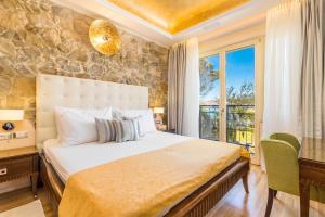 Postel nebo postele na pokoji v ubytování Villas Arbia - Margita Deluxe Beach Hotel