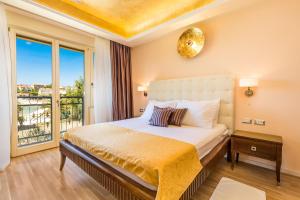 Postel nebo postele na pokoji v ubytování Villas Arbia - Margita Deluxe Beach Hotel