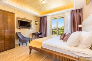 Postel nebo postele na pokoji v ubytování Villas Arbia - Margita Deluxe Beach Hotel