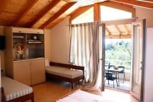 salon z kuchnią i dużym oknem w obiekcie Agios Mamas Resort w mieście Nea Potidaea +37 zdjęć