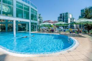 Bazén v ubytování Hotel Primorsko Del Sol nebo v jeho okolí