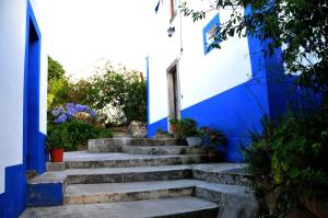 um conjunto de escadas em frente a um edifício azul em Casas Altas Obidos - AL em Sobral