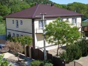 スクコにあるГостевой дом "Солнечный бриз"の前に柵のある家