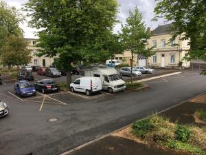 une vue aérienne sur un parking avec un camping-car et des voitures dans l'établissement Belle d'Asie, à Longué