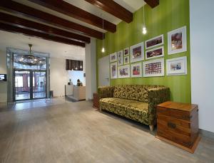 a living room with a couch and green walls at Atrium Fashion Hotel in Budapest