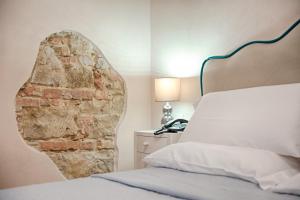 A bed or beds in a room at Antica Quercia Villa & Spa