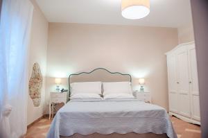 A bed or beds in a room at Antica Quercia Villa & Spa