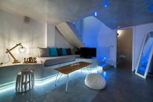 TV a/nebo společenská místnost v ubytování Nefeli Homes - Adults Only