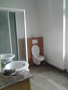 Łazienka z białą toaletą i umywalką w obiekcie Gery Art Gallery w mieście Namur