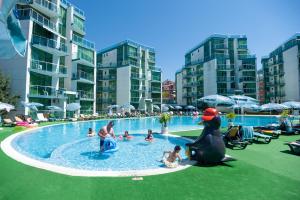 Bazén v ubytování Hotel Primorsko Del Sol nebo v jeho okolí