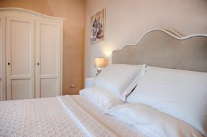 A bed or beds in a room at Antica Quercia Villa & Spa