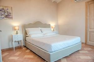 A bed or beds in a room at Antica Quercia Villa & Spa