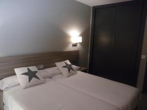 Posteľ alebo postele v izbe v ubytovaní Apartamentos Santa Clara