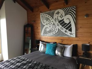 een slaapkamer met een bed met een foto aan de muur bij Grafton Cottage & Chalets in Thames