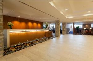 eine Lobby mit einer Rezeption in einem Gebäude in der Unterkunft UMass Lowell Inn and Conference Center in Lowell