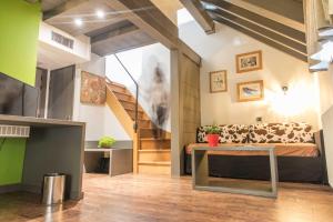 TV a/nebo společenská místnost v ubytování La Maison Rouge