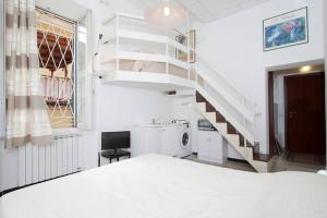 ローマにあるFlavio's flatのベッドルーム1室(白いベッド1台、階段付)