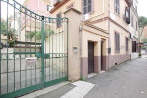 ローマにあるFlavio's flatの建物前の緑の門