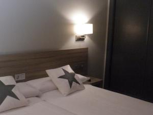 Posteľ alebo postele v izbe v ubytovaní Apartamentos Santa Clara