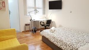 アテネにあるErrathens Yellow Studioのベッドルーム1室(ベッド1台、デスク、椅子付)