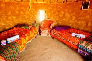 una camera con tre letti di Mala Ki Dhani a Jaisalmer