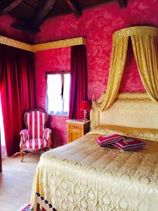 sypialnia z łóżkiem z czerwonymi ścianami i oknem w obiekcie Tenuta Due Laghi w mieście Rivodutri