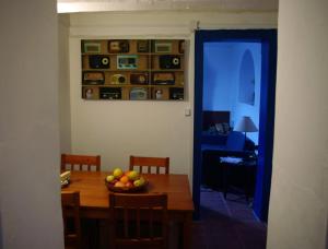 uma sala de jantar com uma mesa com uma taça de fruta em Tapada Flats em Viseu
