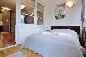 sypialnia z łóżkiem z dwoma ręcznikami w obiekcie Victus Apartamenty, Apartament Petit w mieście Sopot