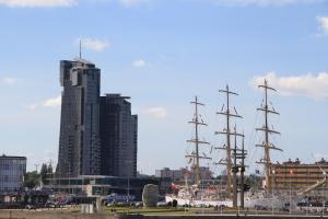 Nespecifikovaný výhled na destinaci Gdyně nebo výhled na město při pohledu z apartmánu