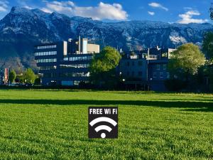 bezpłatny znak wifi na polu przed budynkiem w obiekcie Hotel Salzburg w mieście Salzburg