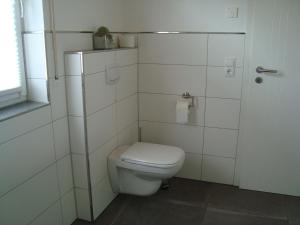 PetersfeldにあるStrandlust IIのトイレと窓のある白いバスルーム +61枚の写真