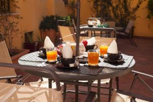 una mesa con vasos de jugo de naranja en ella en Sweet Dream Trevi, en Roma