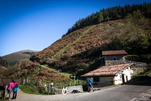 ItziarにあるCasa Rural Eleizondo Haundiaの山の脇を歩く人々