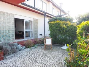 a chair sitting in the courtyard of a house at Oporto Beach House in Arcozelo