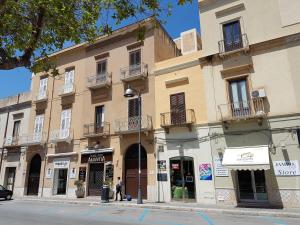 budynek na rogu ulicy w obiekcie NoMapartments Il Viaggiatore w Trapani