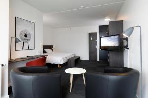 Una televisión o centro de entretenimiento en Skaga Hotel