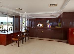 MāvalliRNS Residency Sea View的两人站在餐厅酒吧 更多37张照片