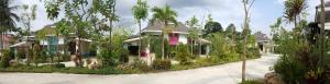 una casa con palme di fronte a una strada di Dusita Grand Resort a Hat Yai