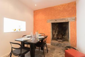 uma sala de jantar com uma mesa e uma lareira em FLH Castelo Cozy Flat em Lisboa