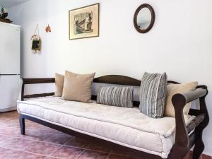un sofá con almohadas en la sala de estar en Phoenix cosy home ΙΙ, en Livadakia
