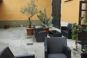 eine Terrasse mit Stühlen und Pflanzen vor einem Gebäude in der Unterkunft Die Dependance in Neckargemünd