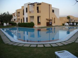 una gran piscina frente a una casa en Oasi D'Oriente en Santa Cesarea Terme