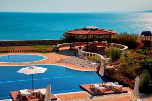 Complex Villas Kaliakra & Gradina内部或周边的泳池