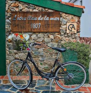 een fiets geparkeerd voor een stenen muur bij Casa Rural Al Otro Lado del Mar in Oviñana