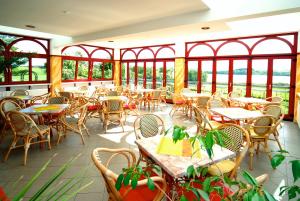 Restaurace v ubytování Hotel am Gothensee + 23 fotografií